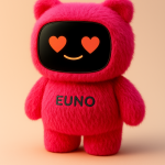 Version du robot EUNO en peluche à poils rose, sourit avec des cœurs dans les yeux.