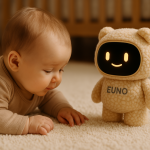Un petit robot EUNO, tient compagnie d'un bébé couché sur son ventre.